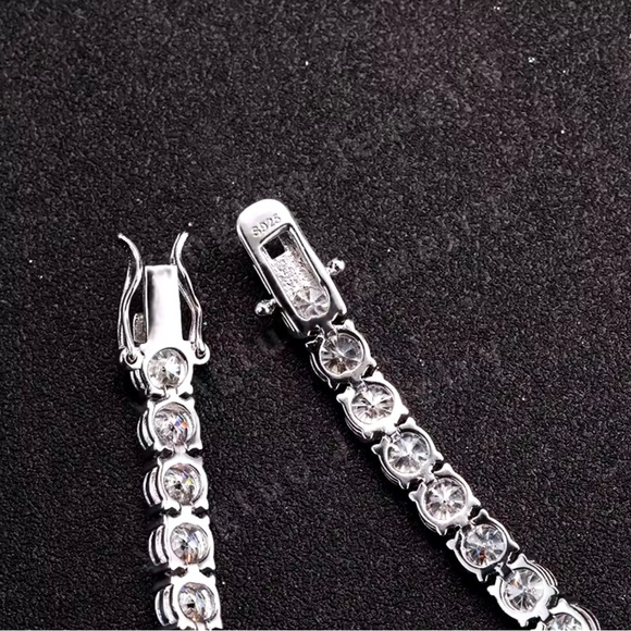 18k white gold moissanite tennis chain - Picture 7 of 10